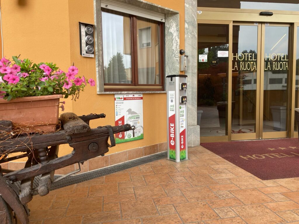 coloninna-ricarica-elettrica-e-bike-hotel-la-ruota-pianfei
